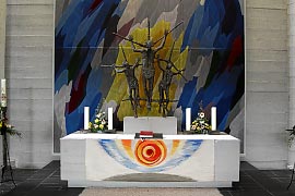 Bild vergrößern  Altar mit Bronzeplastik einer Golgatha-Gruppe