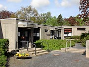 Bild vergrößern  Eingang Gemeindehaus, Pfarrbüro und Amtsträgerwohnungen