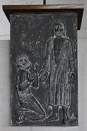 Bild vergrößern  Bronzerelief „Christus und Thomas“ an der Kanzel