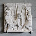 Station 7 – Grablegung: Kräftige Männer nehmen den Leichnam vom Kreuz. 