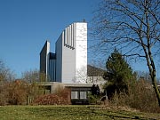 Bild vergrößern  Kirche St. Thomas mit Grünanlage (von Westen)