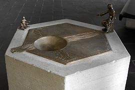 Bild vergrößern  Taufbecken mit Bronzeschale: die 4 Paradiesflüsse; links 2 Kinder, die Murmeln spielen; rechts 2 Kinder auf Christus
